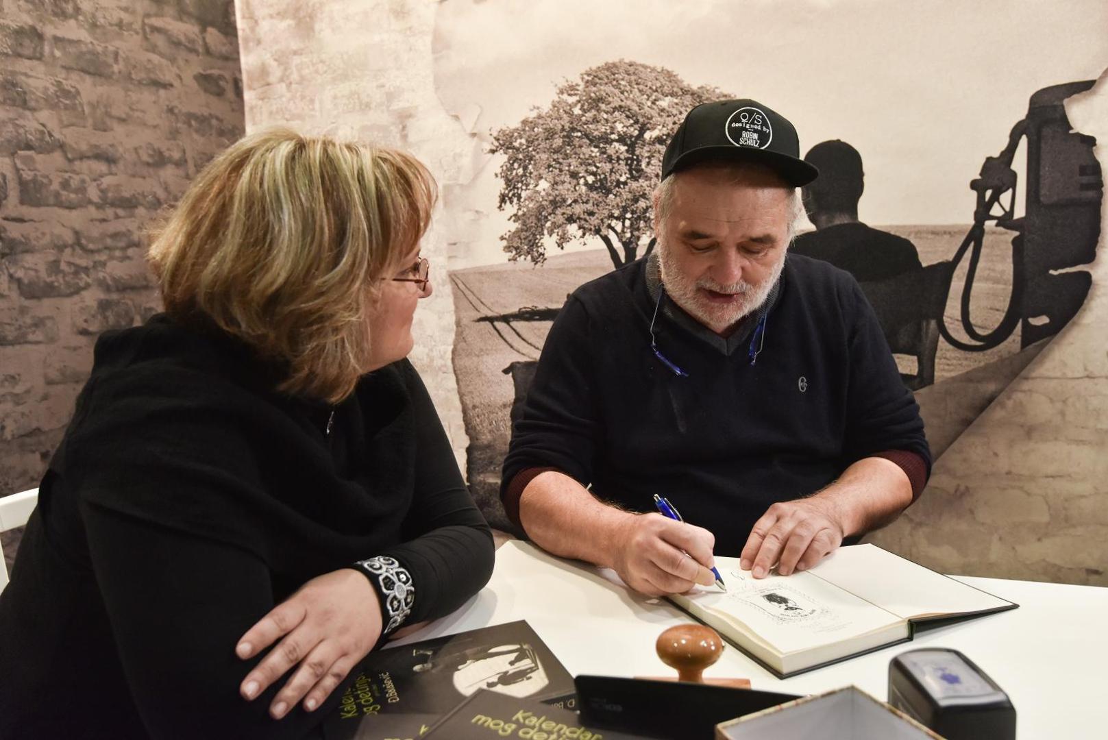 Na Zagrebackom velesajmu, u sklopu Interlibera, Đordje Balašević je brojnim obožavateljima potpisivao svoju novu knjigu "Kalendar mog djetinjstva".