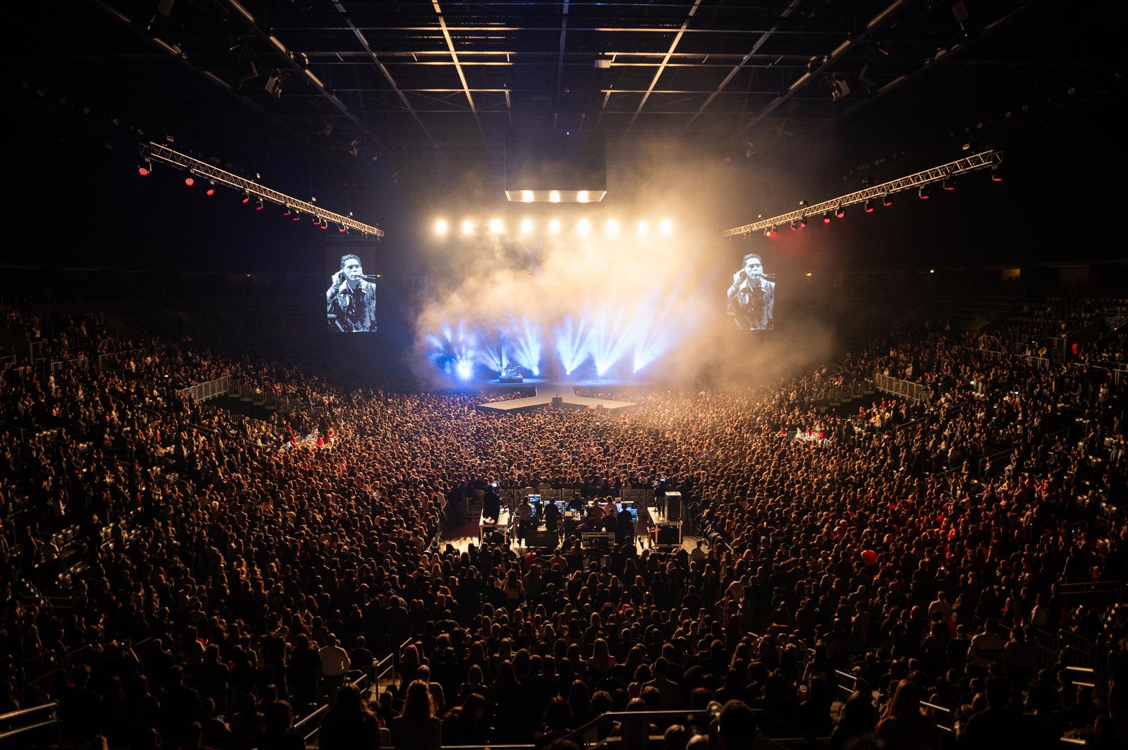 Ovaj pančevački dvojac, poznat po energičnim nastupima i zaraznim melodijama, još jednom je dokazao da njihova popularnost ne poznaje granice – glazbom, vizualima i neiscrpnom karizmom pretvorili su Arenu u najveći indie plesni podij u regiji.
