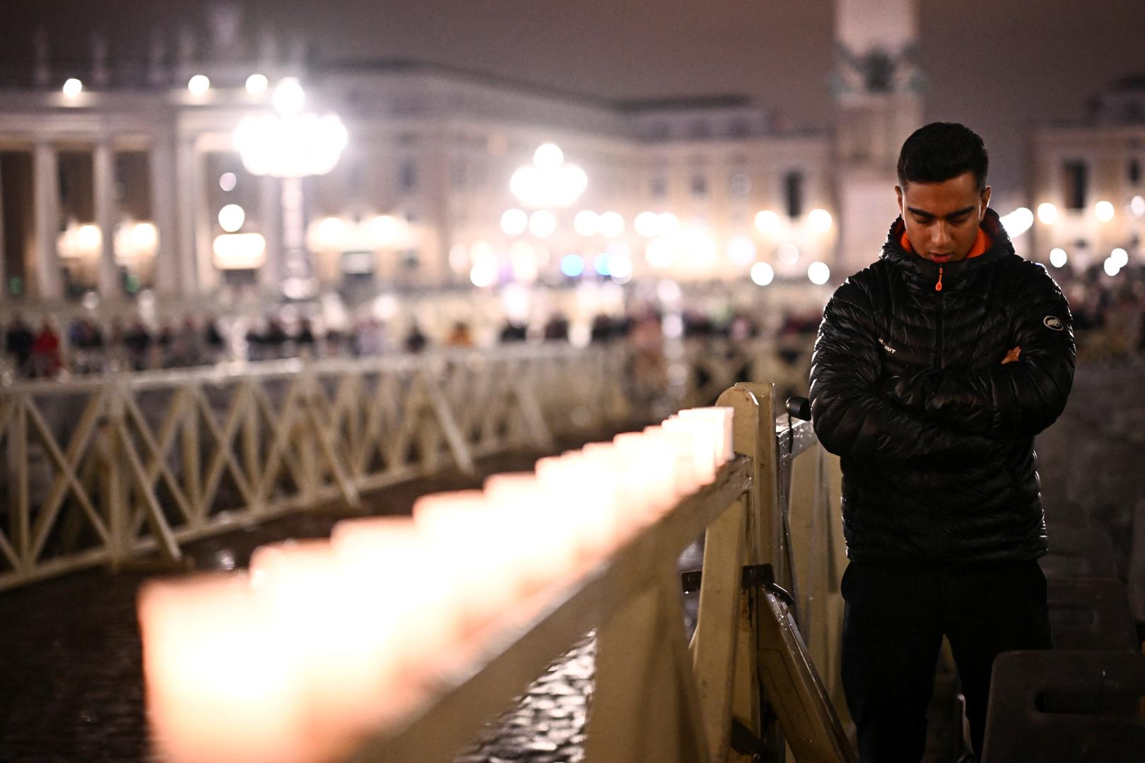 "Mi ... molimo za njega s povjerenjem u Boga i molimo za njegovo zdravlje s radošću", rekao je argentinski svećenik Adrian Bennardins. Pohvalio je Franju što je globalnu Katoličku crkvu učinio "bližom, jednostavnom, bratskom, ne izostavljajući nikoga".