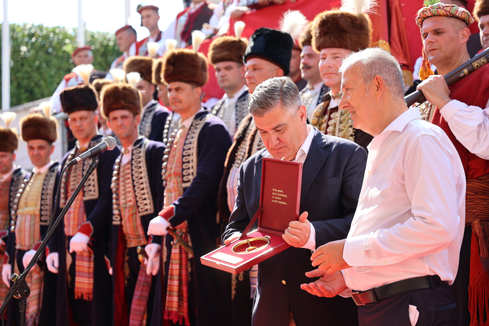 Predsjedniku Republike Zoranu Milanoviću uručeno je priznanje uoči početka 311. Sinjske alke, koja se danas održava u Sinju.