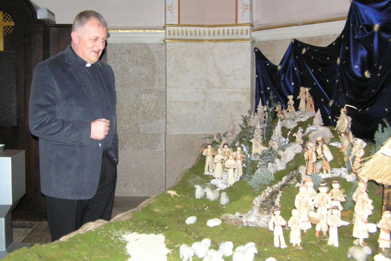 'zagorje - 21. 12. 2010.,Marija Bistrica, Hrvatska - Druge jaslice u marijabistrickoj bazlici, napravljene s figurama obucenim u narodne nosnje od perusine, rektor Zlatko Koren'
