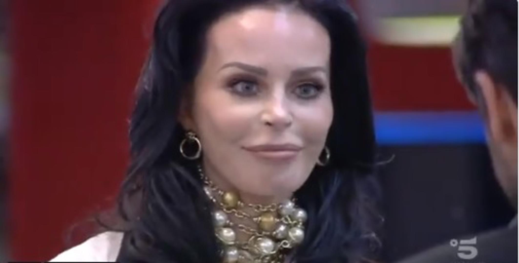 Nakon što je postala misica Nina je počela graditi manekensku karijeru u Milanu i uskoro smo je gledali na modnim pistama na kojima je nosila revije Valentina, Cavallija, Versacea i mnogih drugih