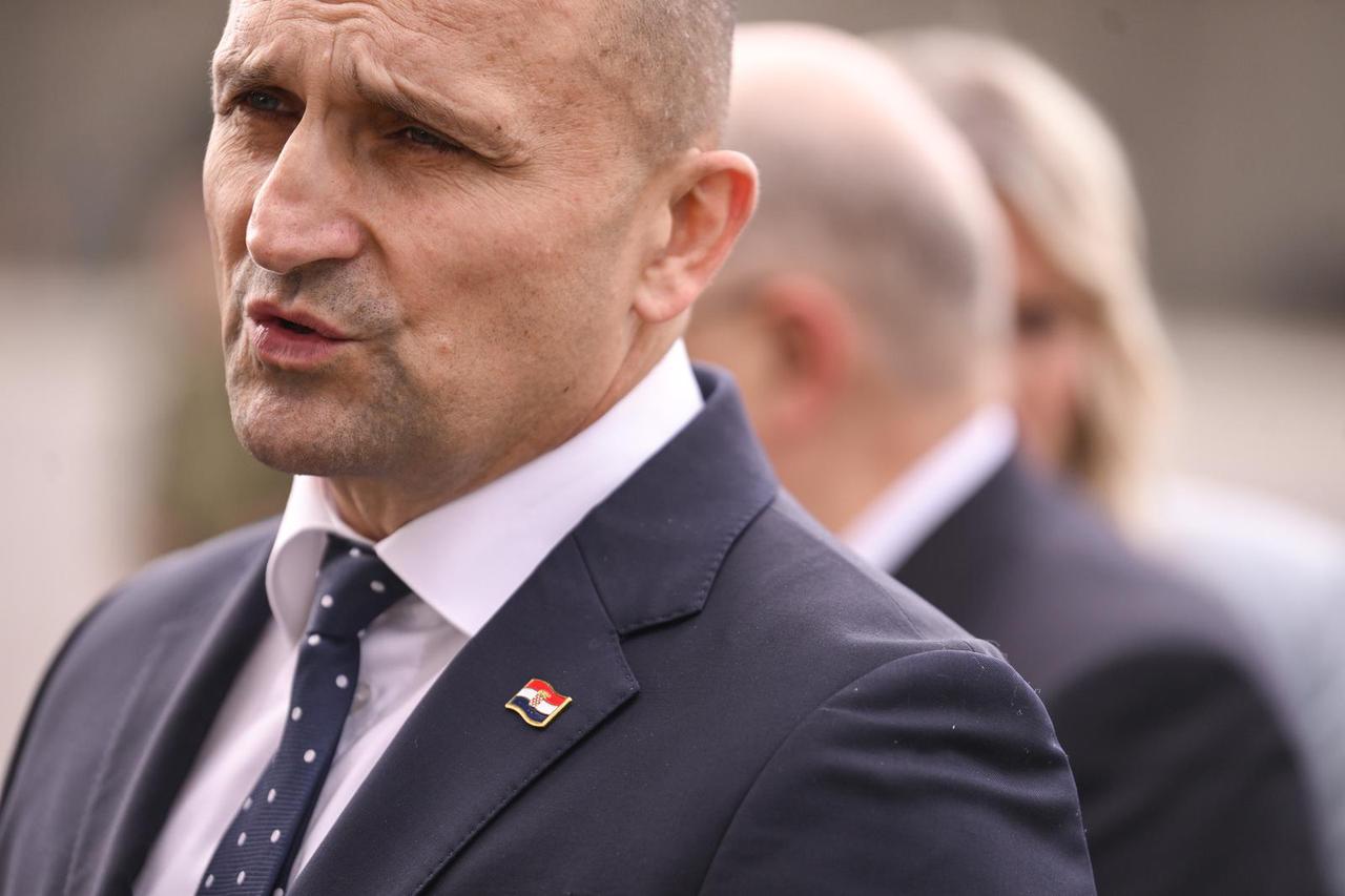 Velika Gorica: Ministar Anušić s povjerenikom Europske komisije za obranu i svemir Andriusom Kubiliusom obišao izložbu  vojne opreme