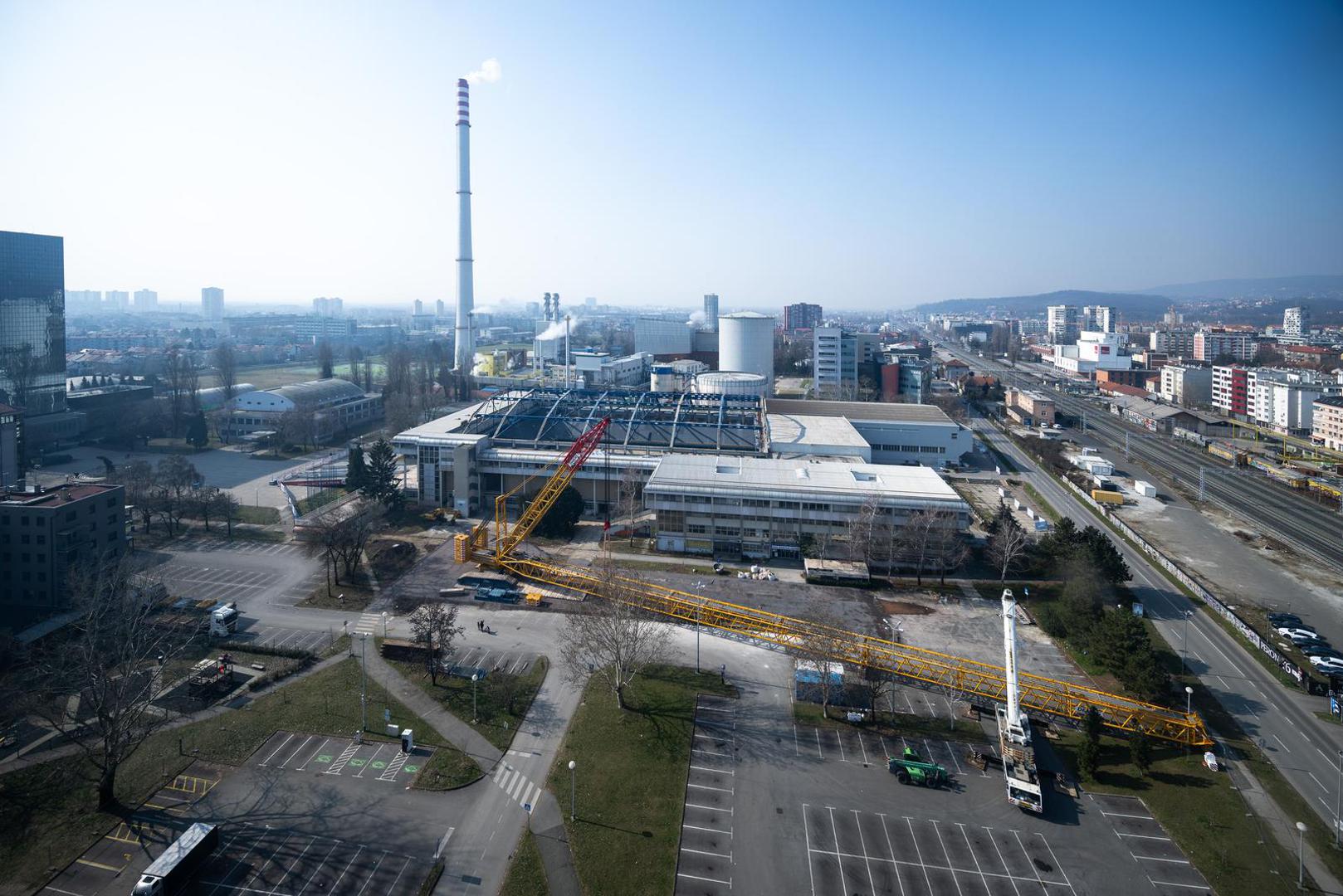 Ovih dana dovršava se priprema gradilišta za postavljanje čelične grdosije, a početkom veljače iz sigurnosnih razloga ukinuto je stotinjak parkiranih mjesta oko Doma sportova.