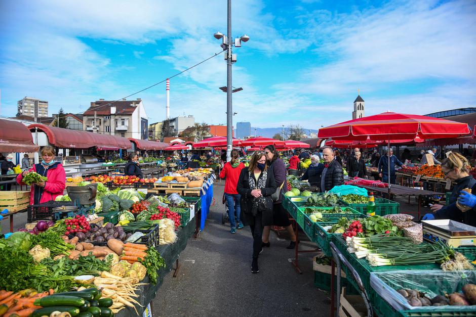 Zagreb: Bogata ponuda povrća na tržnici Trešnjevka