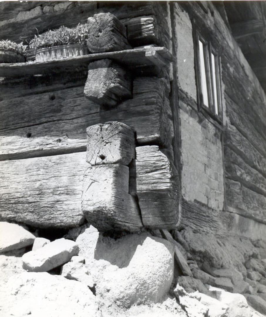 Veliki riječni kamen-babac- stavaljao se na uglove trijema