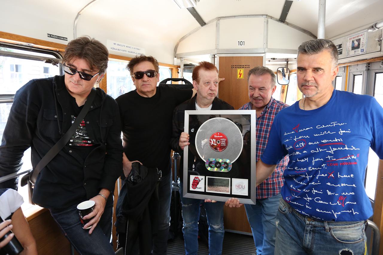 Zagreb: "Prljavci" tijekom vožnje u tramvaju promovirali svoje koncerte