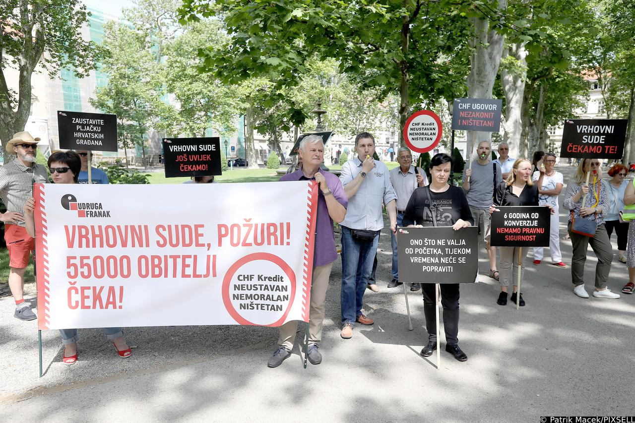 Zagreb: Prosvjed i obraćanje medijima Udruge Franak u parku Zrinjevac