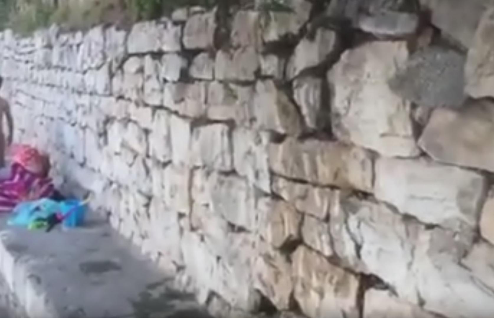 Kupači na splitskoj plaži Firule ostali su u šoku kada su uočili kako na jednom mjestu niz zid curi kanalizacija.
