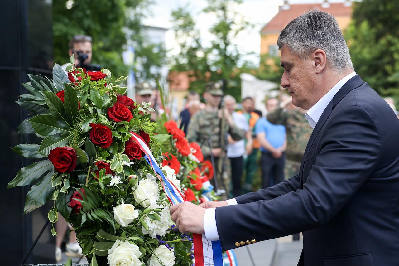 Brčko: Predsjednik RH Zoran Milanović položio je vijenac i zapalio svijeću ispred spomen ploče 108. pješačke brigade Hrvatskog vijeća obrane 