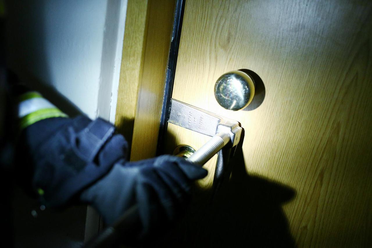 Zagreb: Djelatnici JVP Zagreb simuliraju uporabu alata za nasilan ulaz u stan 