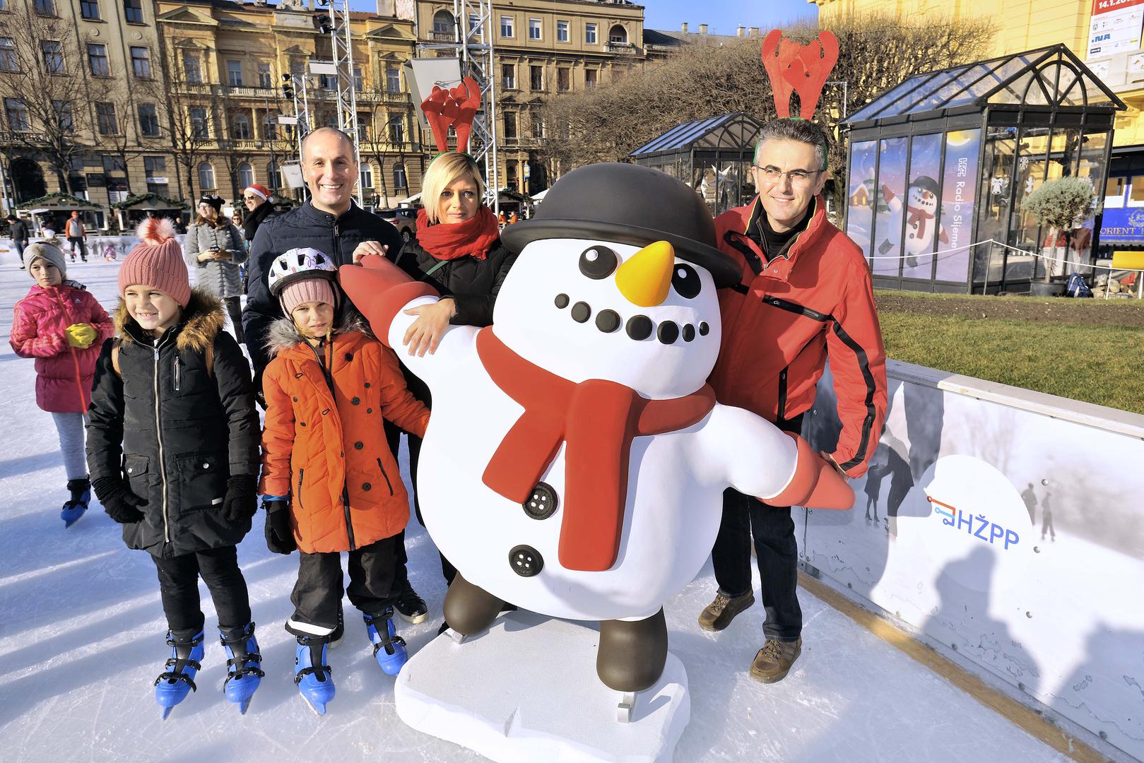 Popularni HRT-ov snjegović razveselio je danas na klizalištu na zagrebačkome Trgu kralja Tomislava brojne Zagrepčane i ostale turiste.  