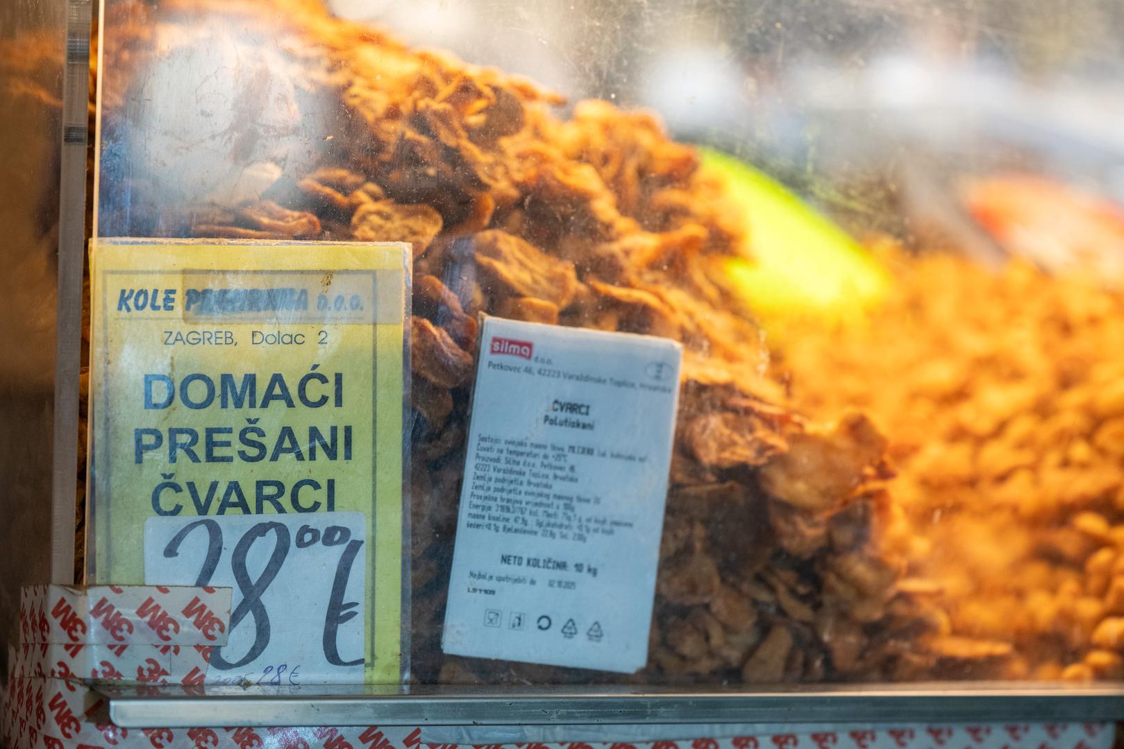 Čvarci se već dugo smatraju svojevrsnim luksuzom kojim se Hrvati rado počaste u vrijeme božićnih i novogodišnjih blagdana, ali pitanje je tko će si ove godine uspjeti priuštiti omiljenu zimsku deliciju