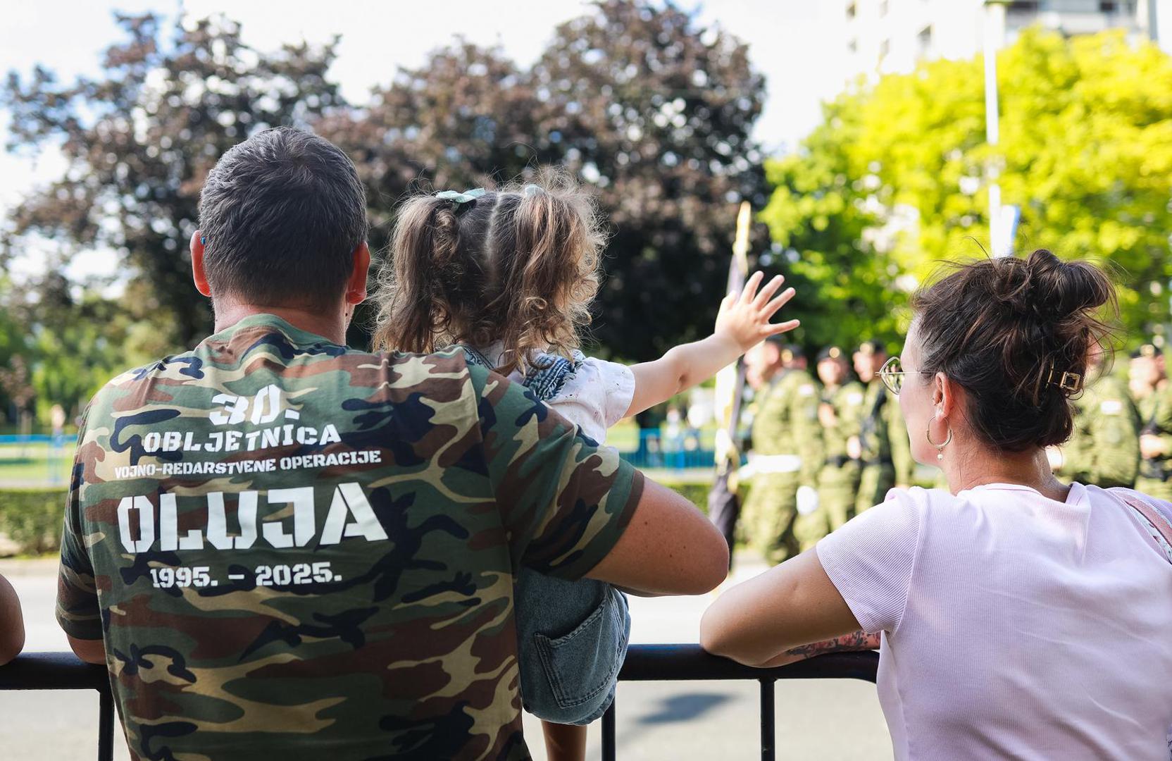 Uz Hrvatsku vojsku, u mimohodu će sudjelovati i Ministarstvo unutarnjih poslova, Civilna zaštita, HGSS, vatrogasci, pravosudna policija, hrvatski branitelji te povijesne postrojbe. Dodatnu simboliku donosi ešalon u kojem će marširati pripadnici oružanih snaga iz osam savezničkih zemalja, ponosno noseći zastave svojih država.