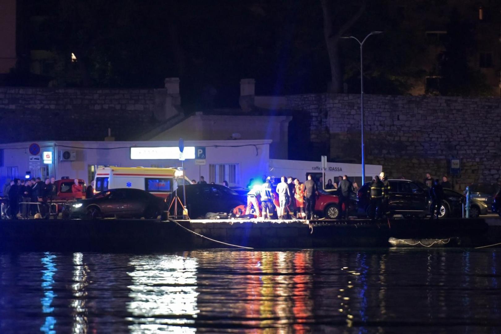 04.05.2020., Zadar - Sinoc oko 23 sata dogodila se prometna nesreca u kojoj je vozilo Audi zavrsilo u moru u gradskoj luci. Prema nesluzbenim informacijama dvije su osobe izgubile zivot. Photo: Dino Stanin/PIXSELL