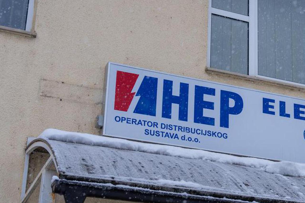 Otočac: Zbog mokrog snijega koji pada dio Like ostao bez struje