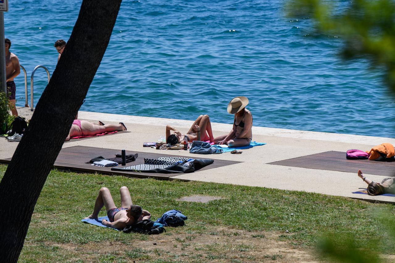 Zadar: Kupači iskoristili sunčan dan na gradskoj plaži Kolovare