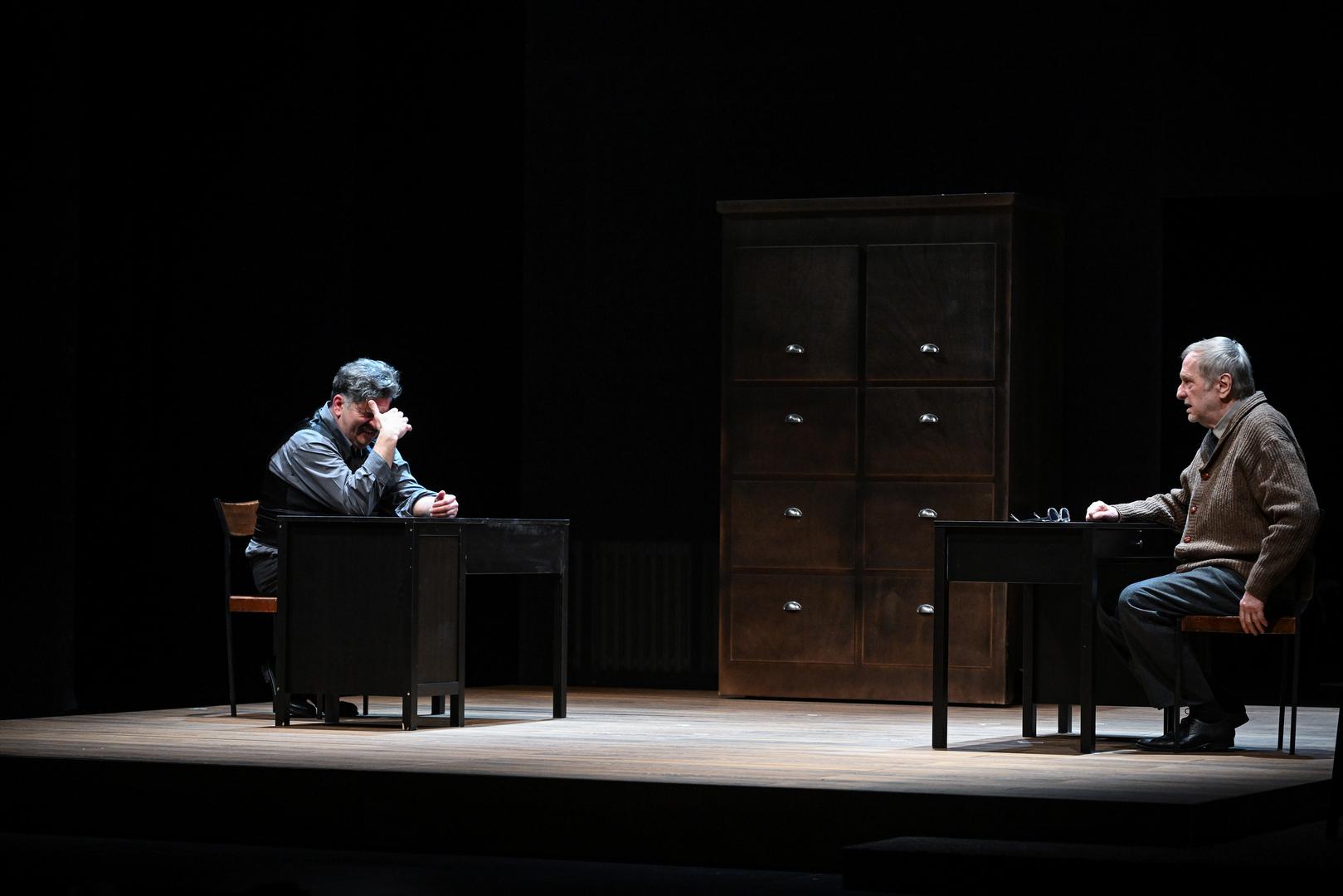 Predstava "Samci", nastala prema tekstovima renomiranog srpskog dramatičara Gordana Mihića, sinoć je premijerno izvedena u kazalištu Gavella, gdje je kroz britku političku satiru i intimne ljudske sudbine otvorila aktualno pitanje usamljenosti u suvremenom društvu.

