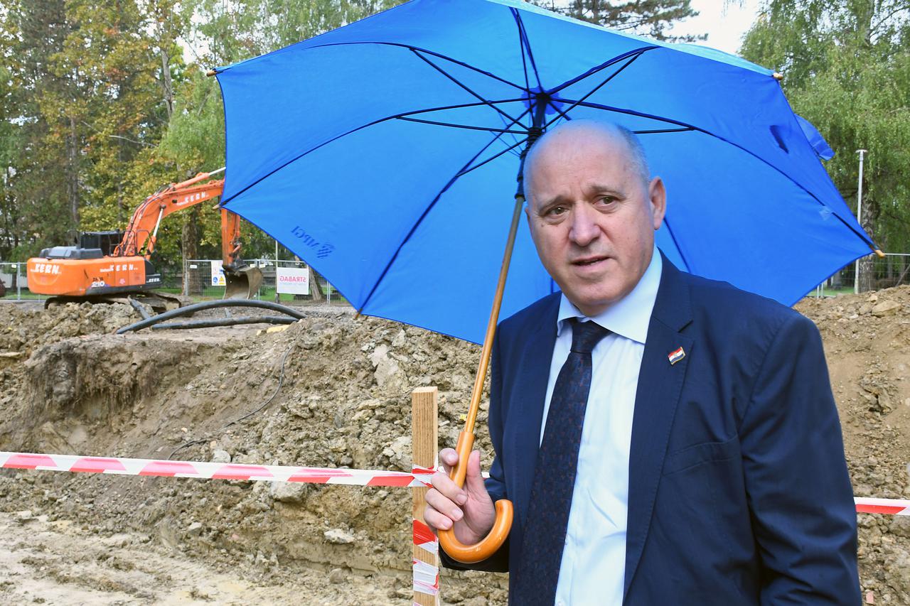 Branko Bačić obišao gradilišta u Sisku i uručio 30 ključeva za stanove