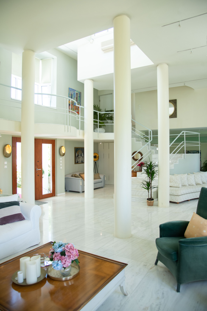 Jedna od najvećih posebnosti ove vile svakako je očaravajući panoramski pogled na more i zaljev Souda kojem se ne nazire kraj. Zalasci sunca s nogu će oboriti i one najzahtjevnije, a mjesto je idealno za romantiku i poljupce tijekom toplih grčkih noći.