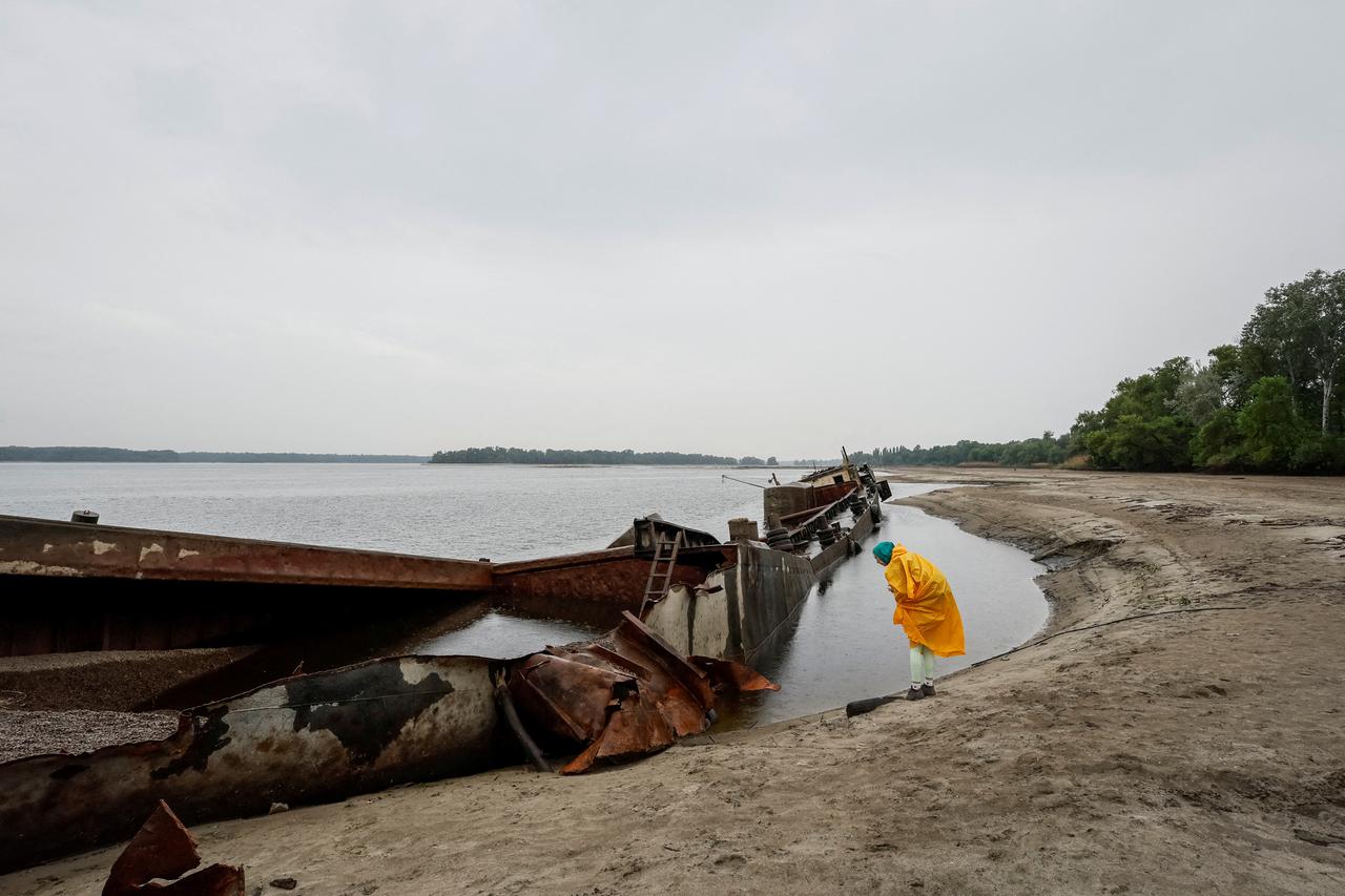 Water level in Dnipro river sharply dropped in Zaporizhzhia, after Kakhovka dam destruction