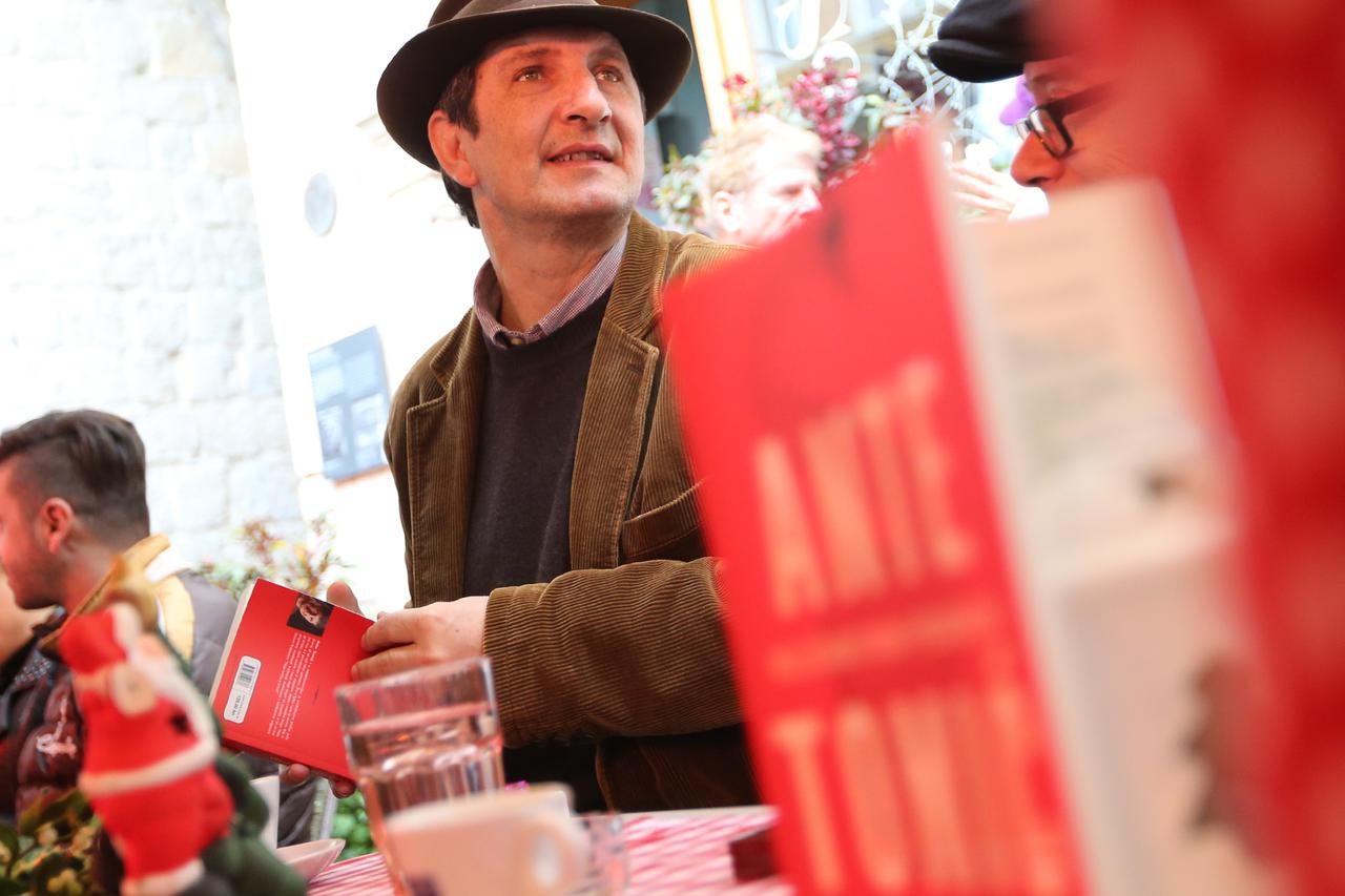 20.12.2014., Split - Ispred bistro Nostresa odrzano je predstavljanje romana Ante Tomica, Velicanstveni poskokovi. Photo: Ivo Cagalj/PIXSELL