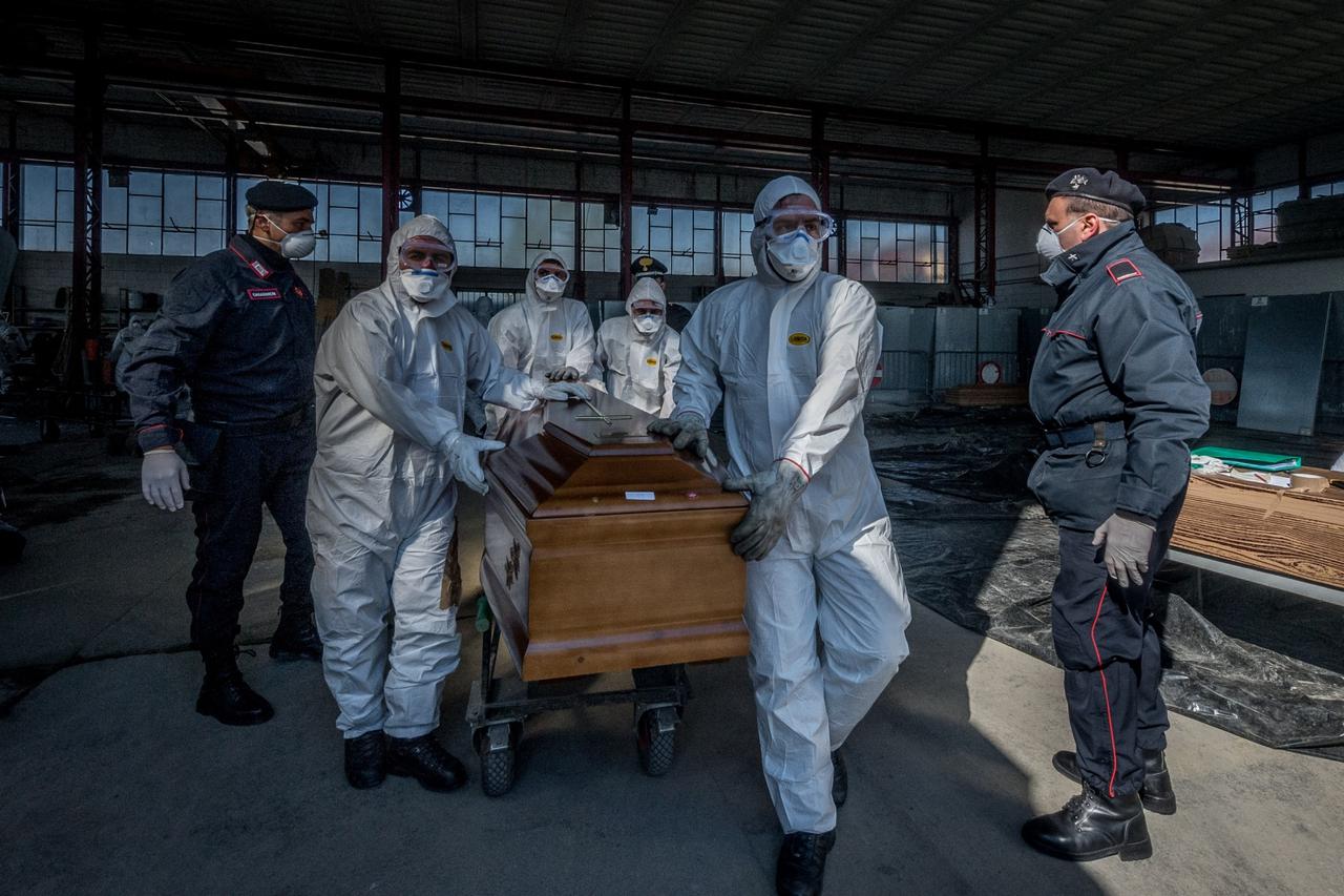 Vojno i medicinsko osoblje zajedno s karabinjerima prevoze lijesove sa žrtvama koronavirusa