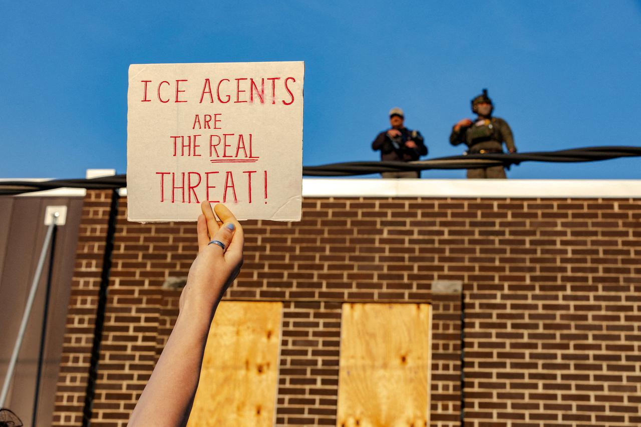 FILE PHOTO: Federal agents clash with protesters at the Broadview, IL ICE detention center