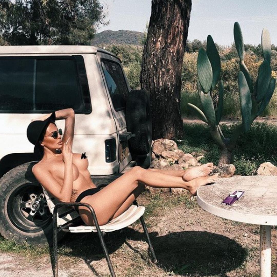 Na društvenim mrežama voli objavljivati provokativne fotografije, a tako je bilo i ovog puta kada je gola pozirala u divljini s cigaretom u ruci i nogama podignutim na stol.

