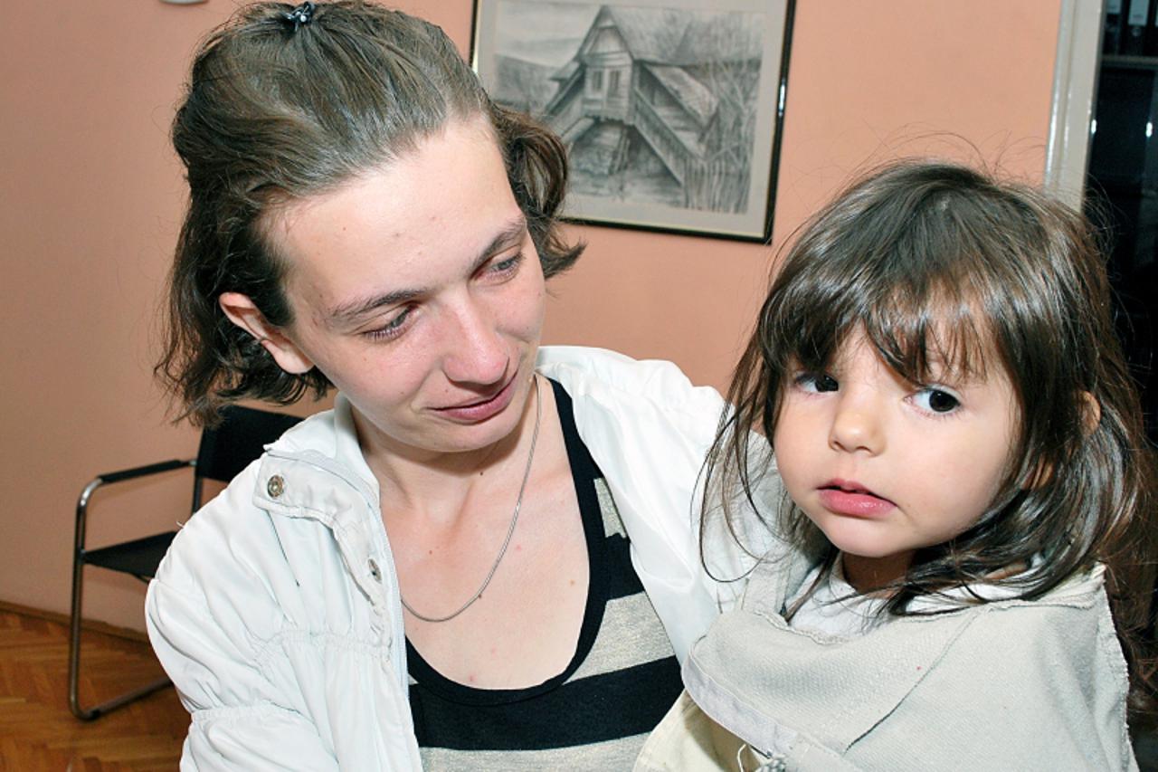 \'03.06.2011., Sisak - Samohrana majka Mirsada Mahmudagic(gluha) zbog neplacanja sobe u samackom hotelu izbacena je na ulicu i sa kcerkom nema gdje zivjeti.(DIJETE NA SLICI,ZAMUTITI LICE) Photo:Nikola