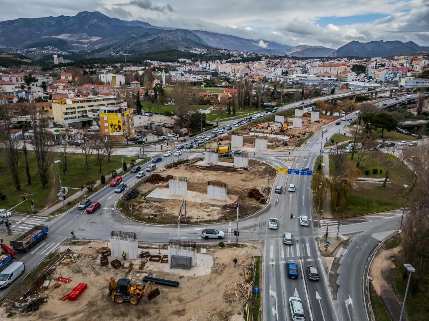 Voditelj projekta iz Hrvatskih cesta Davor Trlaja ističe kako bi most mogao biti dovršen početkom ljeta, odnosno sredinom srpnja, kada se očekuje i puštanje prometa preko novog nadvožnjaka.

