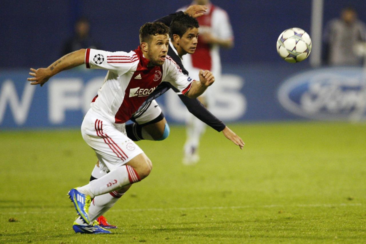 'Miralem Sulejmani (L) of Ajax Amsterdam challenges Luis Ibanez of Dinamo Zagreb during their Champions League soccer match at the Maksimir stadium in Zagreb October 18, 2011.  REUTERS/Nikola Solic (C