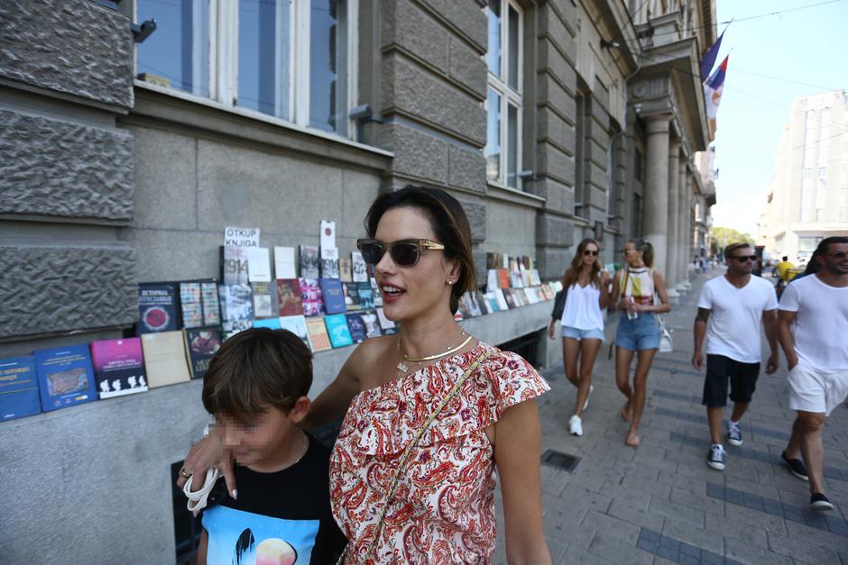 Poznata manekenka Alessandra Ambrosio s članovima obitelji prošetala centrom Beograda