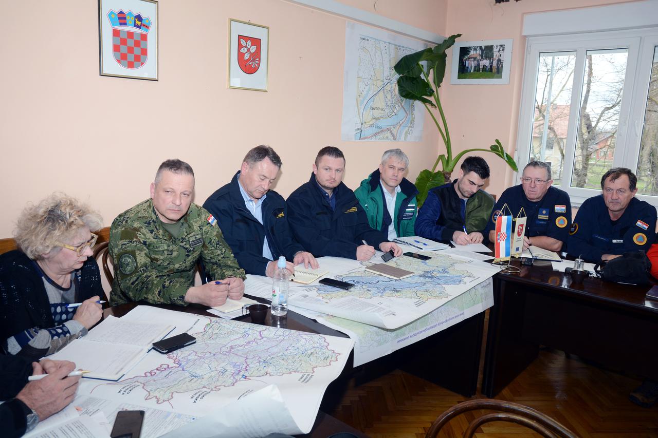 104 vojnika pomažu u gradnji nasipa u Jasenovcu