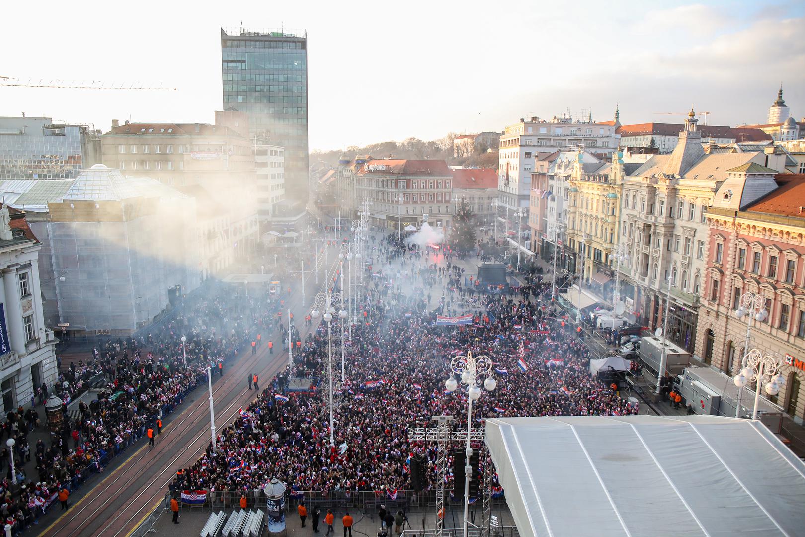 18.12.2022., Zagreb - Navijaci su na Trgu vec poceli zauzimati mjesta za docek Vatrenih. Photo: Luka Stanzl/PIXSELL