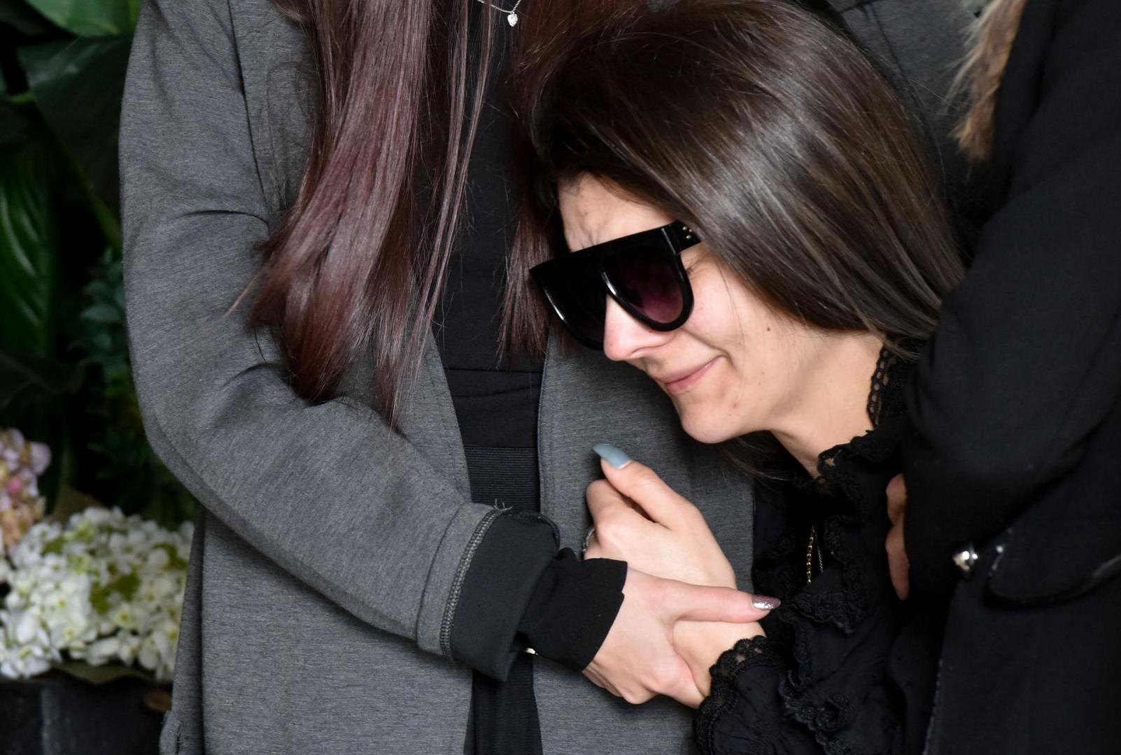 

Tisuće ljudi okupile su se odati mu počast na zagrebačkom groblju, a među njima je bilo i puno poznatih lica. 