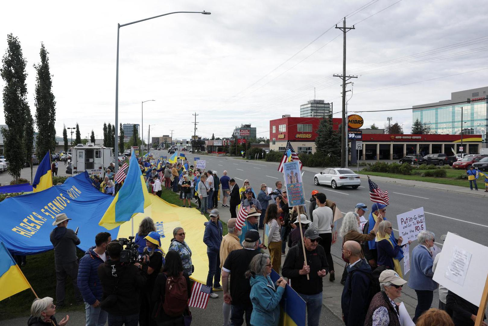 Pro-Ukraine supporters take part in the "Alaska Stands with Ukraine" rally near Seward Highway in Anchorage, Alaska, U.S., August 14, 2025. REUTERS/Jeenah Moon Photo: JEENAH MOON/REUTERS
