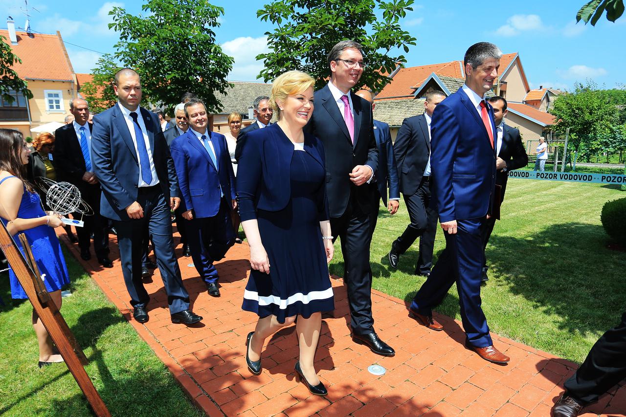 20.06.2016., Dalj - Hrvatska predsjednica Kolinda Grabar-Kitarovic i mandatar za sastavljanje nove Vlade Srbije Aleksandar Vucic sastali se s predstavnicima srpske nacionalne manjine u Hrvatskoj i obisli rodnu kucu znanstvenika Milutina Milankovica.  Phot