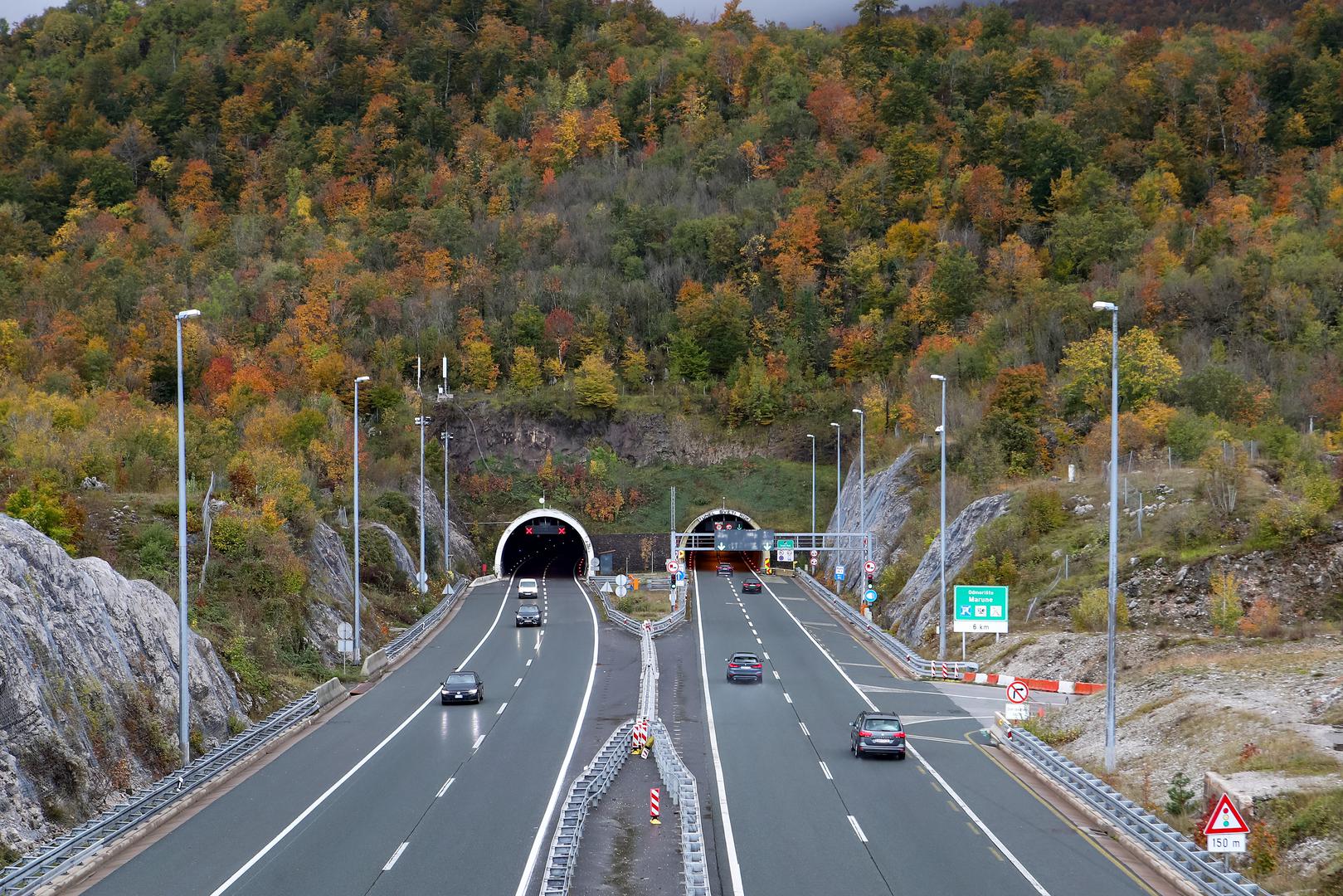 2. Tunel Sveti Rok, 5.679 metara: Tunel Sveti Rok, koji se nalazi na autocesti A1 u Lici, prolazi kroz planinski masiv Velebit. Sastoji se od dvije cijevi, a gradnja je započela 1993. godine, još za vrijeme okupacije sjeverne strane. Tunel su dovršile domaće tvrtke i 2003. otvorile zapadnu, a 2009. istočnu cijev.