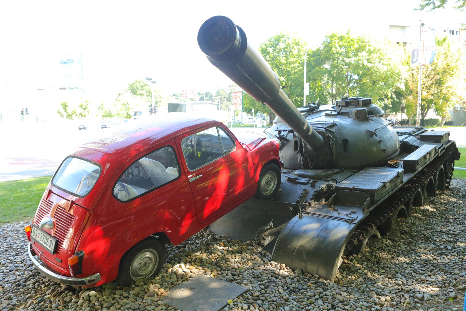 Crvenog fiću tada je vozio Branko Breškić, a tenkom T-55 upravljao je ročni vojnik Josip Ilić, Hrvat iz Županje koji je kasnije pobjegao iz JNA