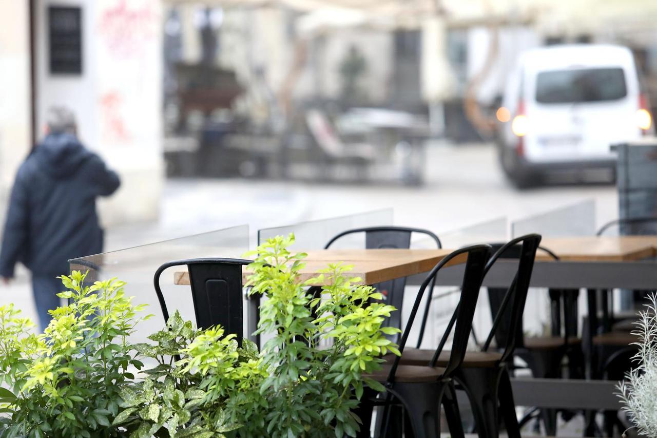 Zagreb: Vlasnici ugostiteljskih objekata čekaju nove mjere - terase kafića prazne