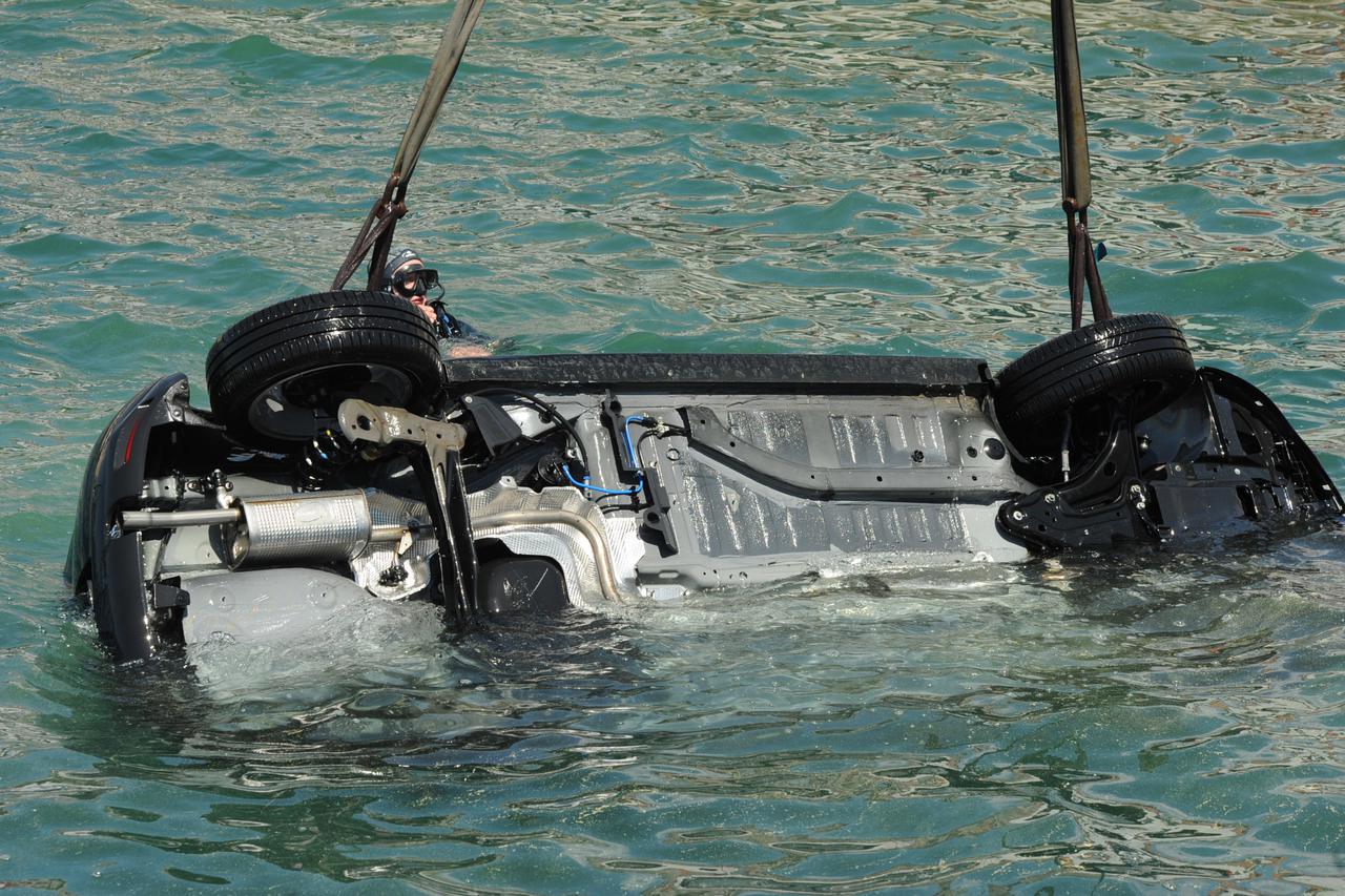 Šibenik: Dizalica izvukla autobomil koji je no?as s rive pao u more