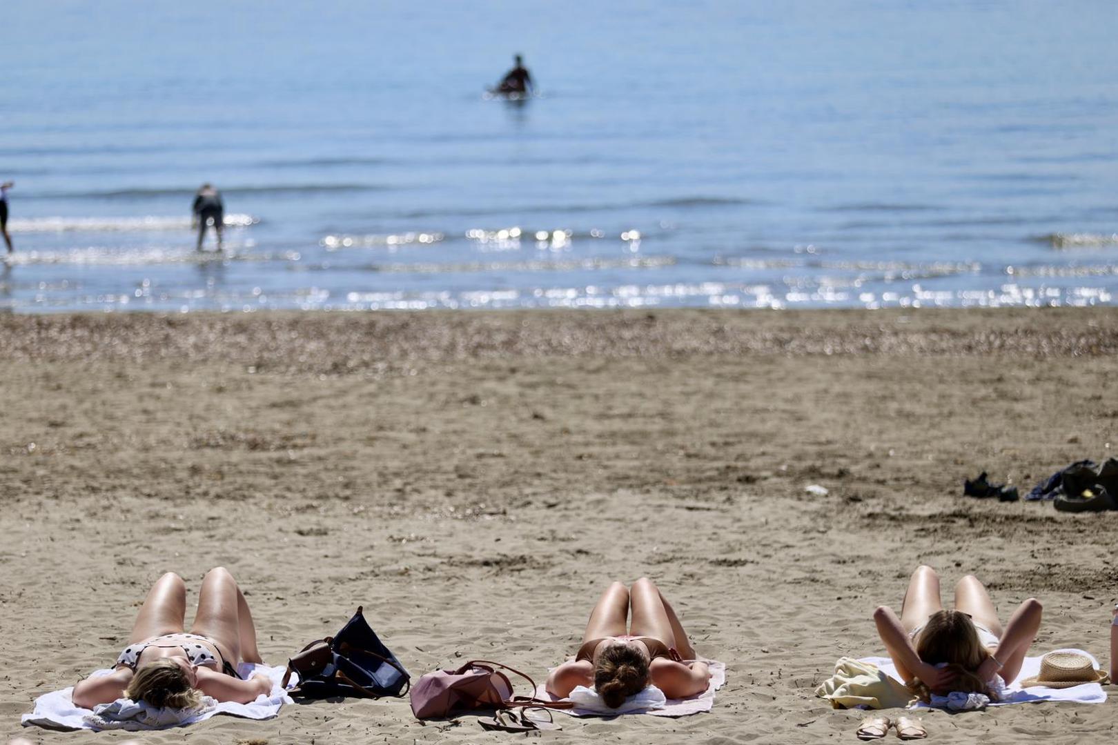 Na Bačvice su mnogi došli upiti malo vitamina D