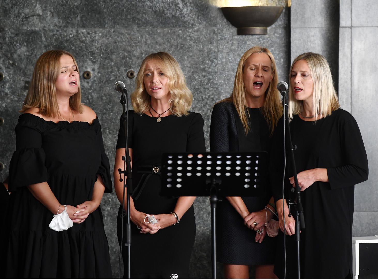 Pjesmom su ga ispratile članice grupe Divas, uz pratnju Ante Gele na gitari. 