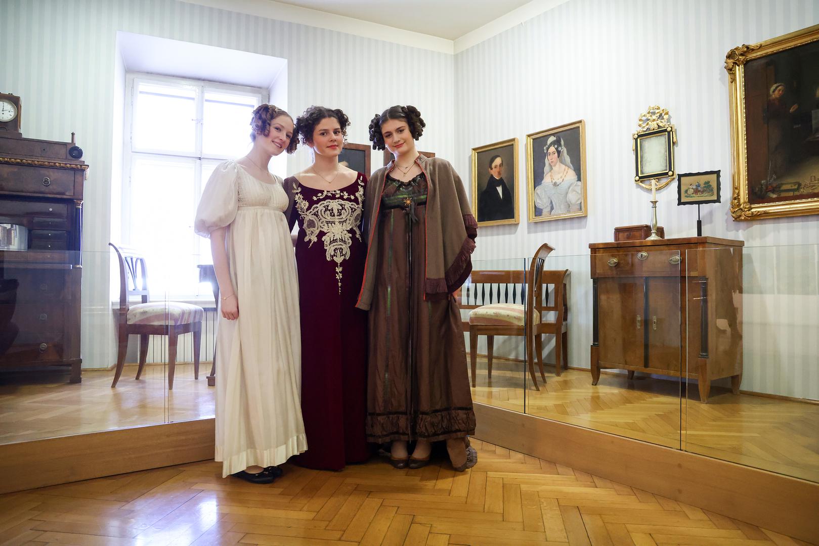 Na ovogodišnjim Živim slikama posjetitelje su dočekali i poznati ljubavni parovi; neki od njih su Šenoini Dora Krupićeva i Pavao Gregorijanec Crna kraljica Barbara Celjska i Žigmund Luksemburški, krvnik Valentin i optužena Dorotea