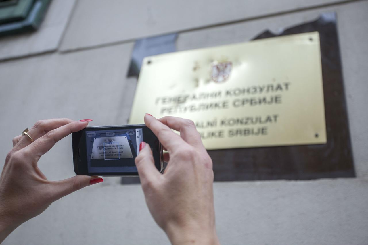 Oštećene dvojezične ploče na srpskom konzulat u Rijeci