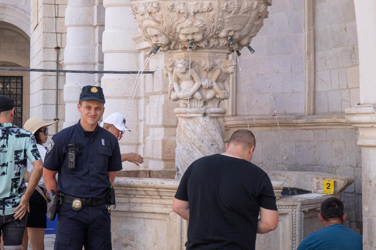 Dubrovnik: Oštećena tek obnovljena Mala Onofrijeva fontana