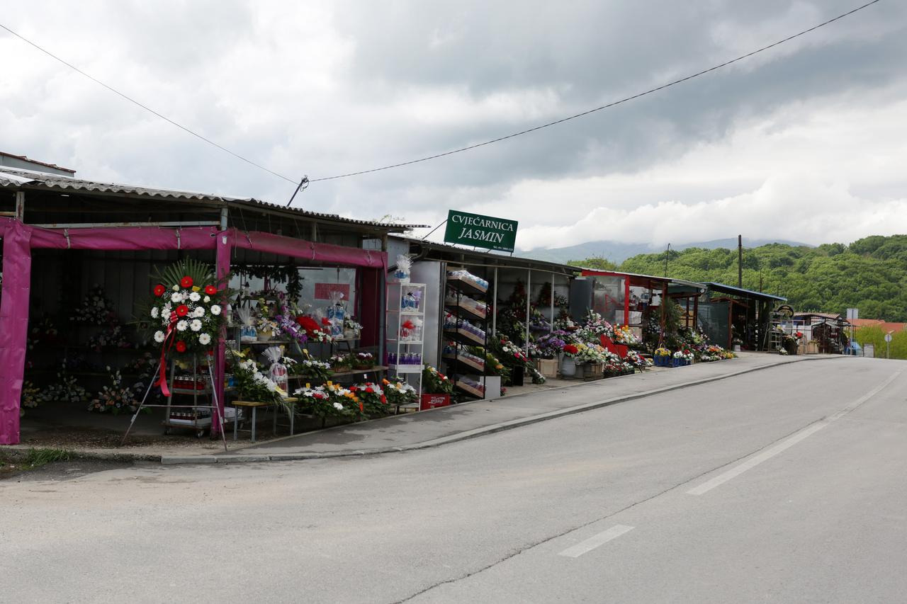 28.04.2015., Zagreb - Standovi za prodaju cvjeca uz gradsko groblje Markovo Polje. Photo: Borna Filic/PIXSELL