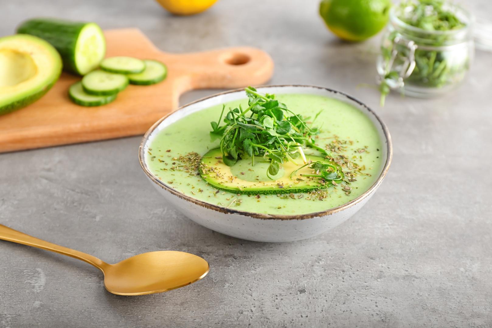 Hladna juha od avokada: Avokado daje kremastu teksturu bez potrebe za kuhanjem, pa je ova juha gotova za samo nekoliko minuta. U blenderu izmiksajte avokado, jogurt ili kefir, malo limunova ili limetina soka, češnjak, sol, papar i nekoliko listića korijandra ili peršina. Prije posluživanja juhu dobro ohladite, a za dodatnu svježinu dodajte kockice rajčice, krastavca ili malo čilija.

*uz korištenje AI-ja
