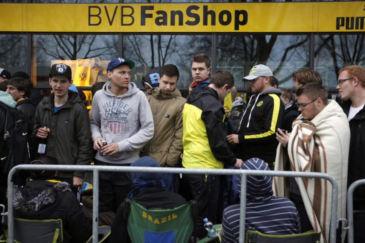 'Supporters of Borussia Dortmund queue for tickets at a ticket agency of Borussia Dortmund in Dortmund April 16, 2013. More than 1,000 supporters of Borussia Dortmund spent the night to stand in line 